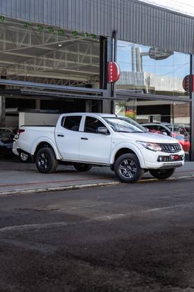 MITSUBISHI L200 TRITON 2.4 16V TURBO DIESEL GLS CD 4X4 AUTOMÁTICO MITSUBISHI L200 TRITON 2.4 16V TURBO DIESEL GLS CD 4X4 AUTOMÁTICO